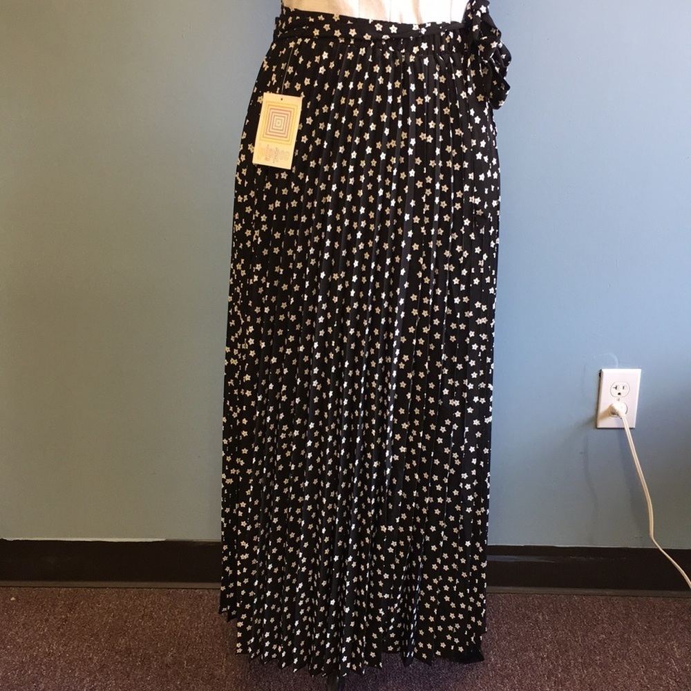 Gorgeous LuLaRoe ‘Flowers or Stars’ Deanna Pleated Wrap-around Pleated Skirt:
